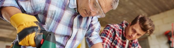 Handwerker arbeiten mit einer Stichsäge
