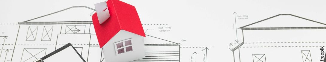 Hausmodell auf Bauplan